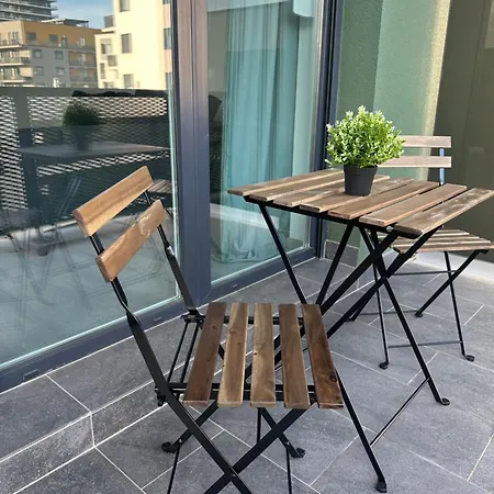 דירה Modern Riverside With A Balcony And Garage